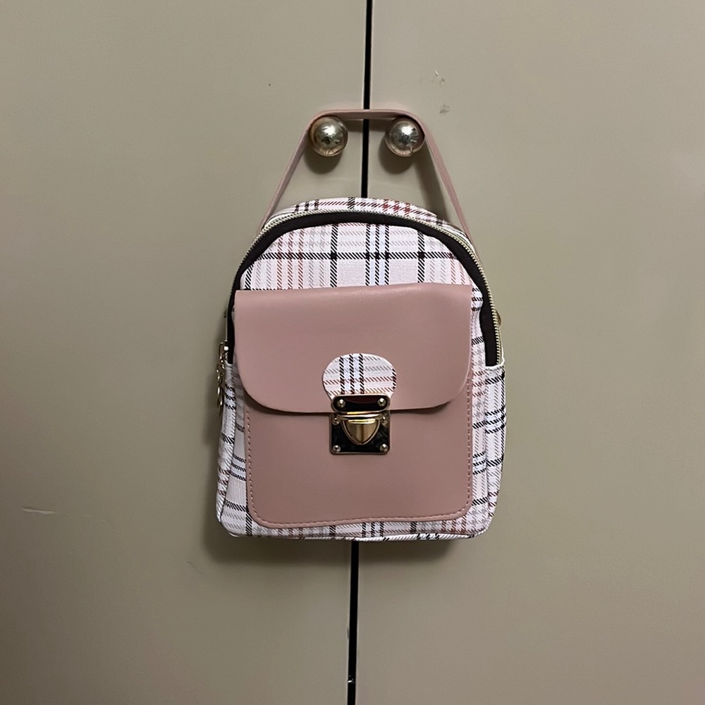 Small cross body adjustable bag.